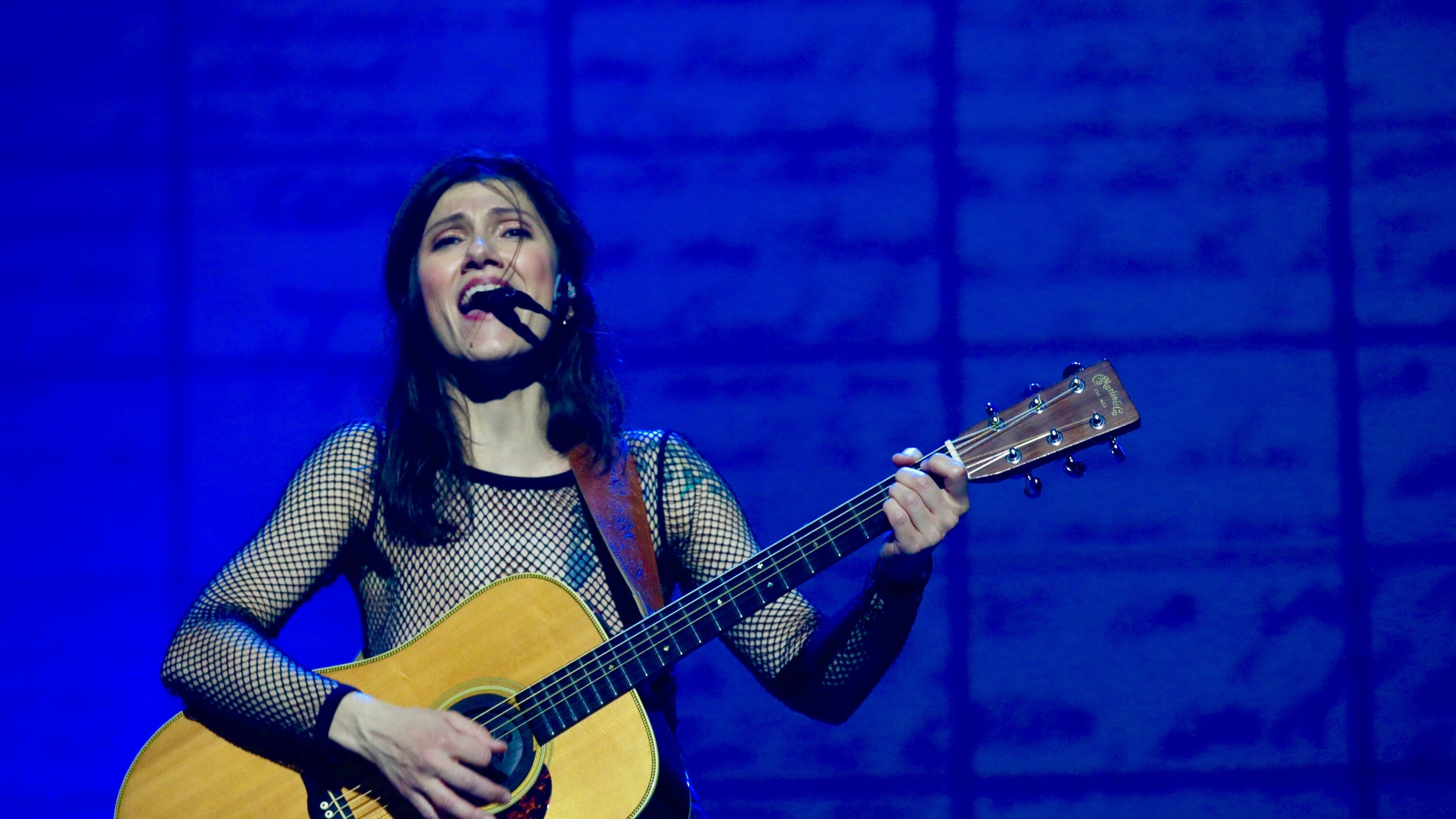 Elisa, un caldo abbraccio Live tra poesie e intimità