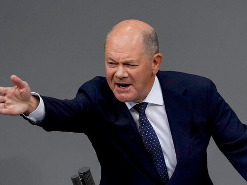 Migranti, Scholz difende la stretta: “Decidiamo noi chi entra in Germania”