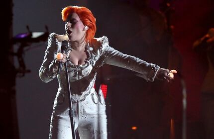 Lady Gaga: capelli rosso fuoco per i Grammy 2016. Foto 18