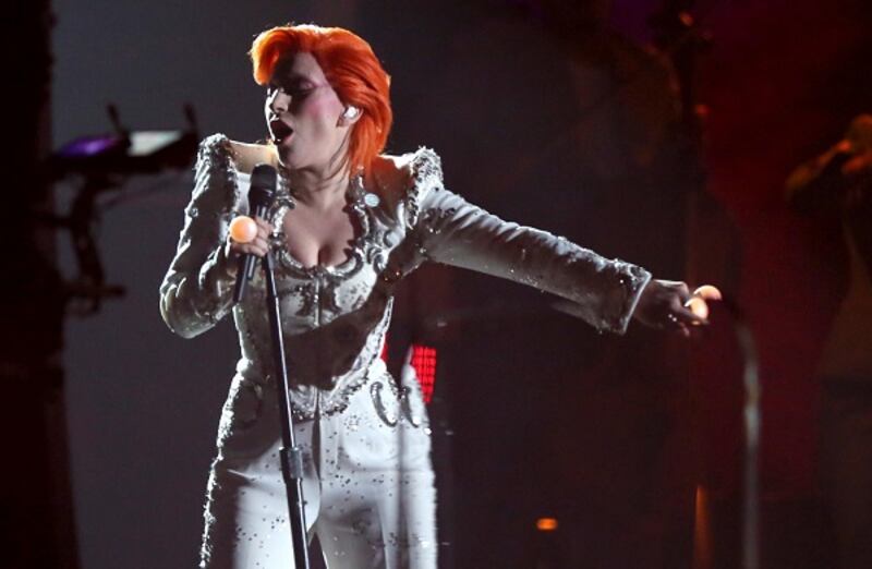 Lady Gaga: capelli rosso fuoco per i Grammy 2016. Foto 18