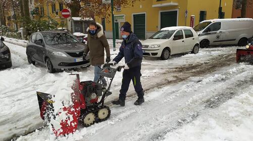 Neve, disagi a Sesto. Il sindaco Di Stefano in strada a spalare 6