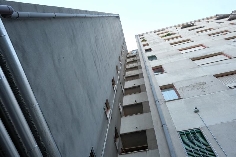 Milano, viaggio nel fortino degli abusivi in via Salomone 1