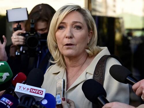 "L'Italia ha ragione". Le Pen inchioda Macron: "Governo ipocrita sui migranti"