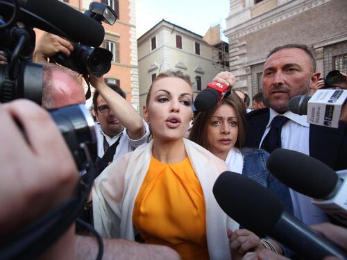 Scontro tra Salvini e la Pascale: "Va tenuta buona", "Troglodita"