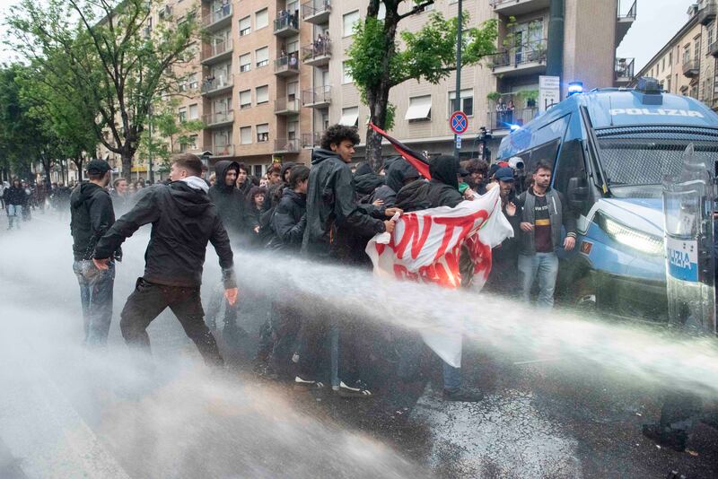 Antagonisti tentano l'assalto al G7, scontri con la polizia. Idranti in azione 6