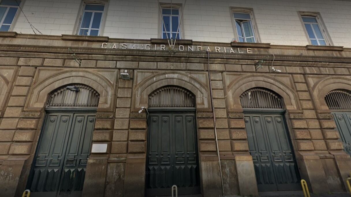 Napoli, detenuto tenta di strangolare agente: allarme dei sindacati