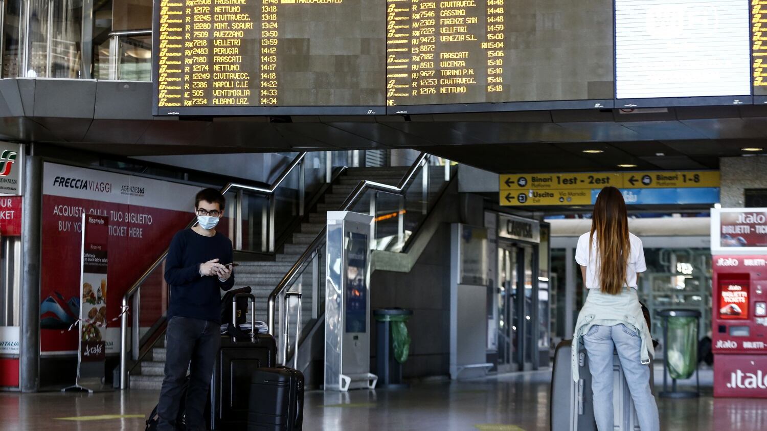 La guerra tra scettici e rigoristi lascia a piedi turisti e italiani