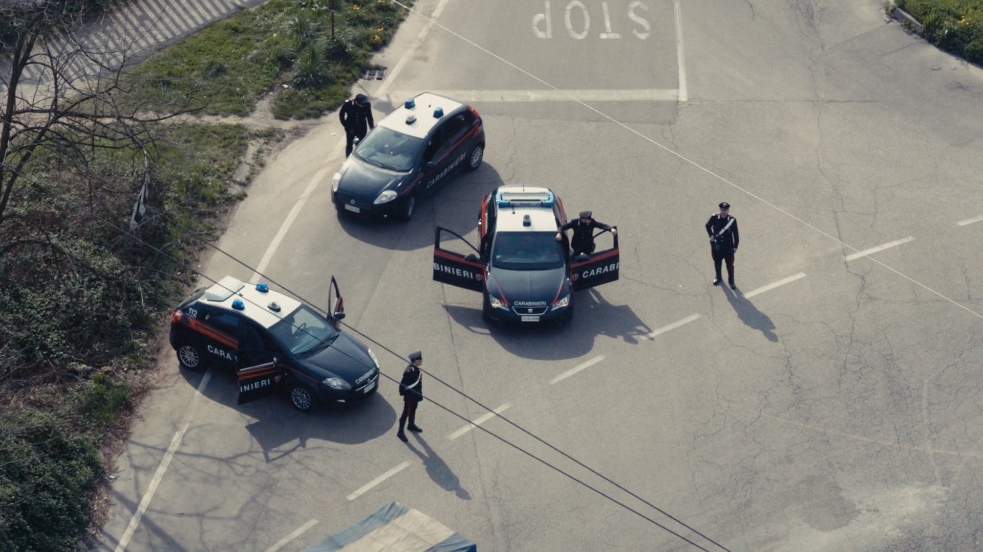 Stranieri ubriachi sputano sui carabinieri. Poi si masturbano per cacciarli