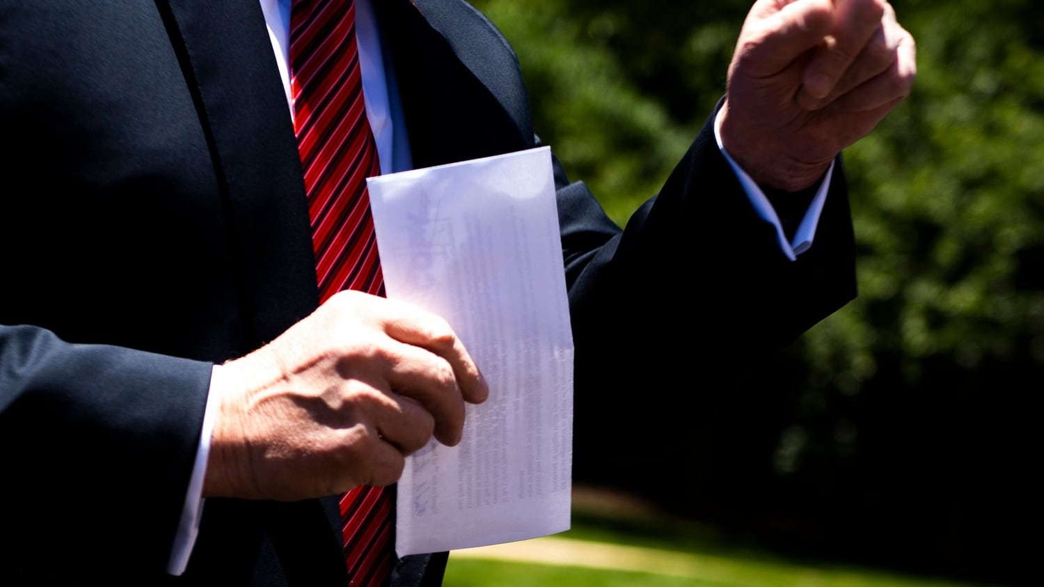 Quel foglio mostrato da Trump che svela l'accordo sui migranti