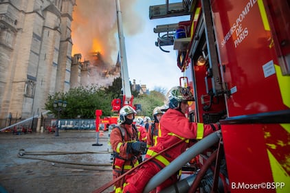 Notre Dame in fiamme: le foto del salvataggio 2
