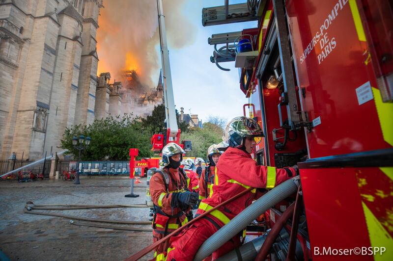 Notre Dame in fiamme: le foto del salvataggio 2
