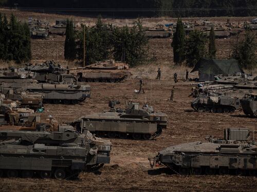 Israele, incursione e colpi di artiglieria al confine col Libano. Gli Usa: "Operazioni mirate”. Nuovi raid a Beirut