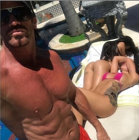 Travers Beynon con le sue ragazze sexy 8