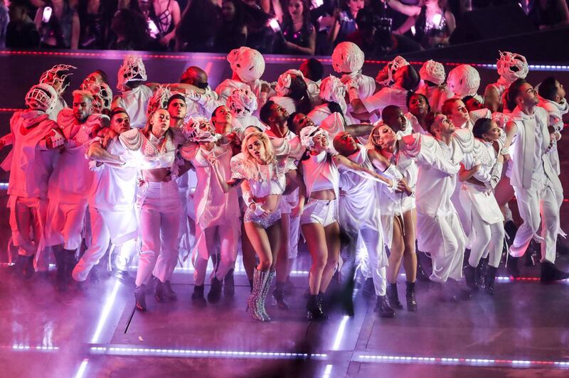 Lady Gaga sexy e glitterata al Super Bowl 7