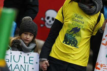 In piazza contro la discarica a Valle Galeria: protesta in Campidoglio 4