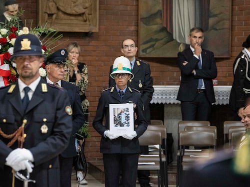 L'addio commosso all'agente Imprezzabile. "Un eroe morto in servizio per la comunità"