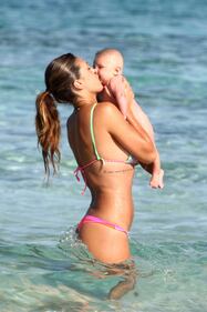 Cecilia, sexy babysitter per il piccolo Santiago 1