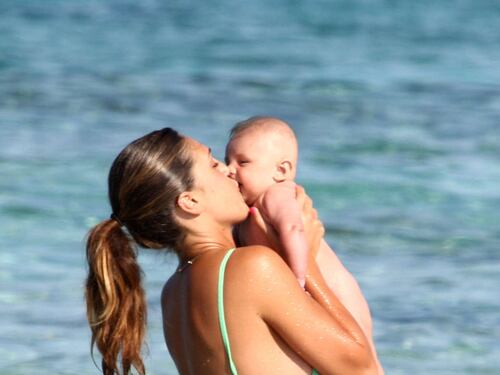 Cecilia, sexy babysitter per il piccolo Santiago