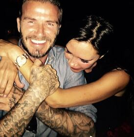 Victoria Beckham a Singapore lotta contro l'umidità che le arriccia i capelli 9