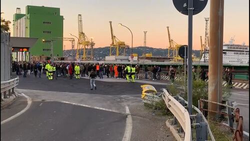 Trieste, proteste davanti ai cancelli del porto 3