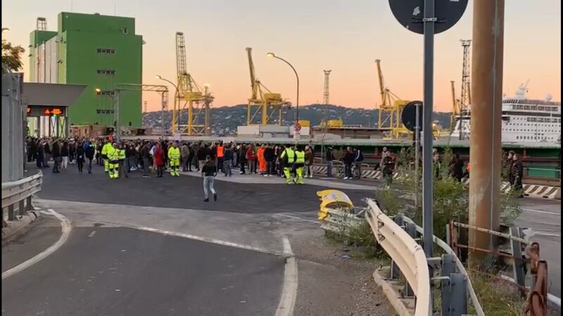 Trieste, proteste davanti ai cancelli del porto 3