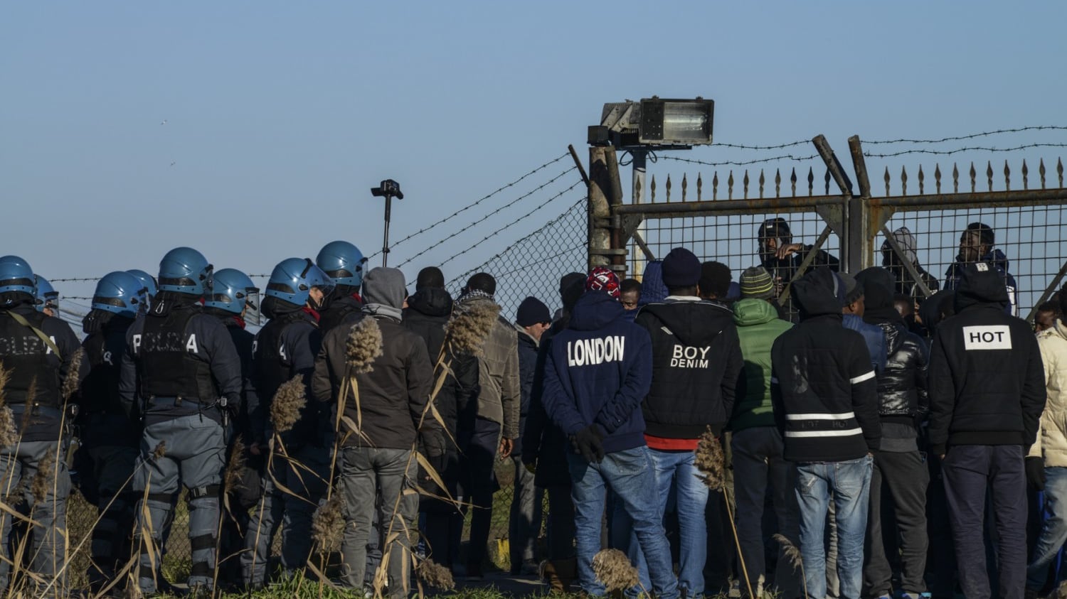 Clandestini, lite tra destra e sinistra