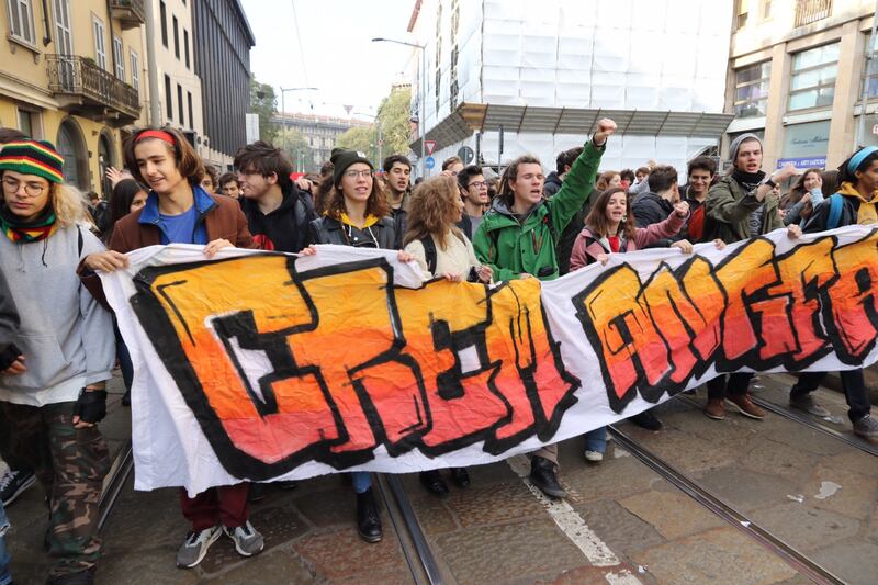 La manifestazione di Milano: "Uccidere Salvini non è reato" 15