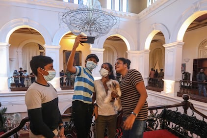 Tuffi in piscina, selfie e violenza: in Sri Lanka assaltati i palazzi del potere 4