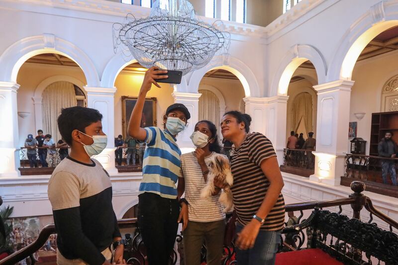 Tuffi in piscina, selfie e violenza: in Sri Lanka assaltati i palazzi del potere 4