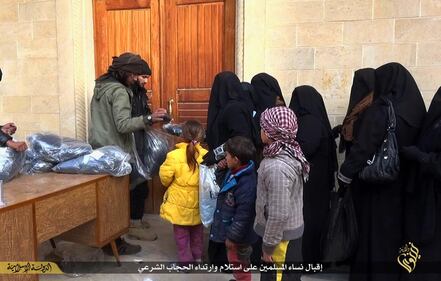 Iraq, l'industria dell'Isis dove le donne creano i veli per le bambine 1