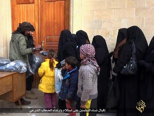 L'industria dell'Isis dove si creano i veli per le bambine