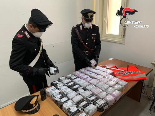 Hashish su una spiaggia agrigentina: ancora un altro imballaggio