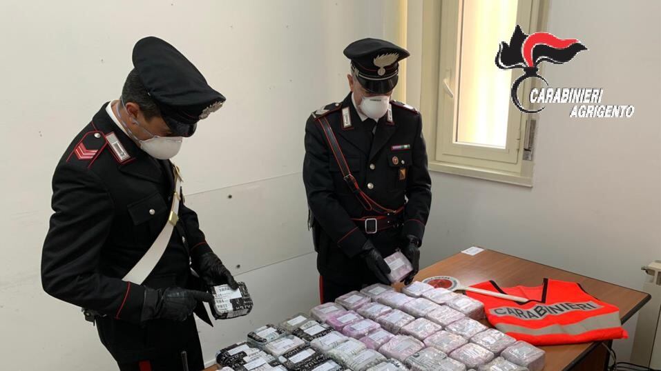 Hashish su una spiaggia agrigentina: ancora un altro imballaggio