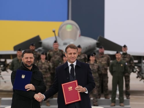 La denuncia di Tusk: "Ordigno su tratta Varsavia-Lublino, è sabotaggio". Intesa Zelensky-Macron per l'acquisto di 100 caccia