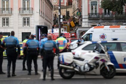 Paura a Lisbona, deraglia funicolare 3