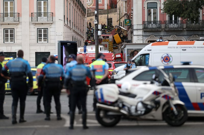 Paura a Lisbona, deraglia funicolare 3