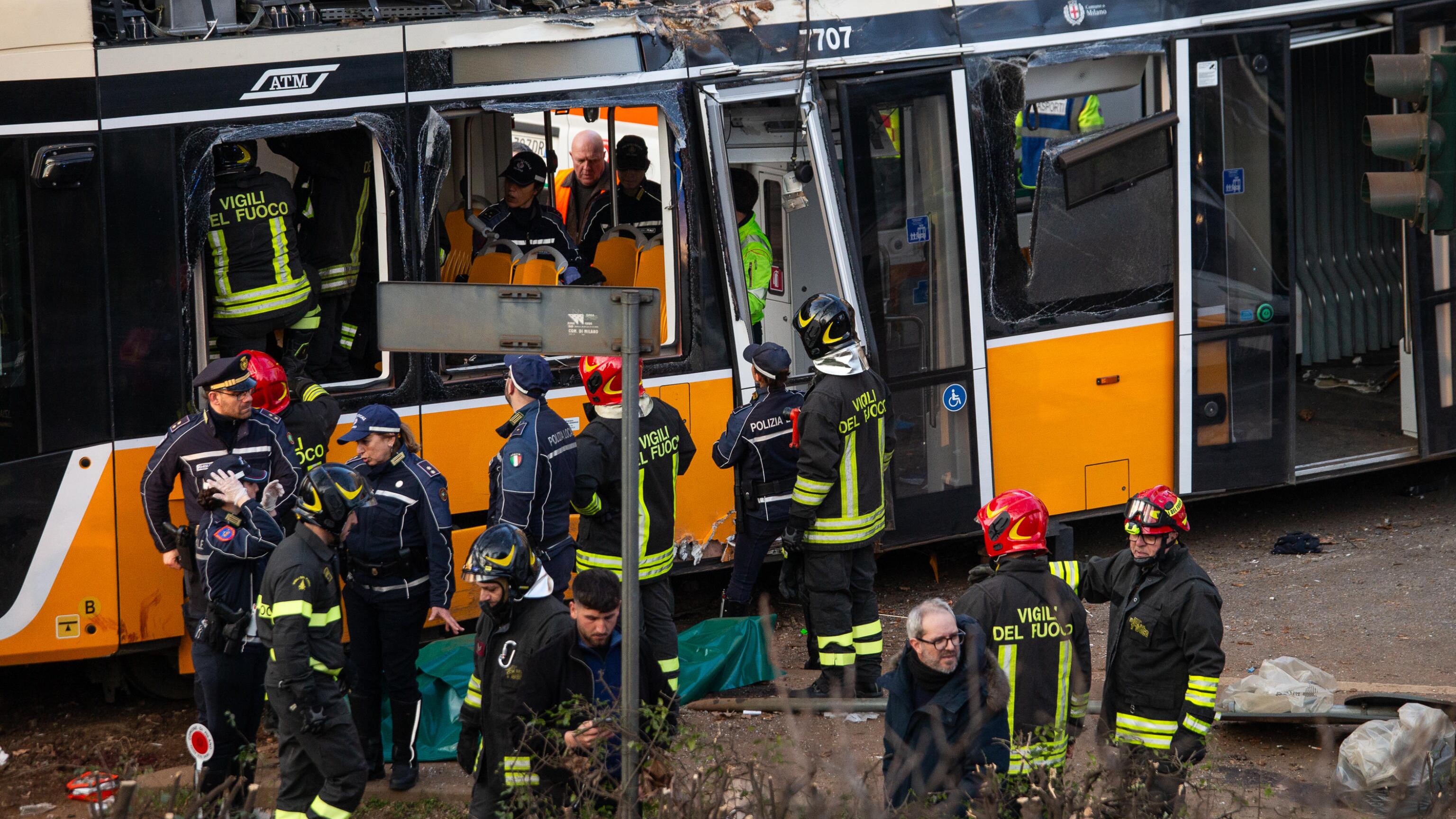 La fermata saltata e lo schianto. Il 9 fuori dai binari: due vittime