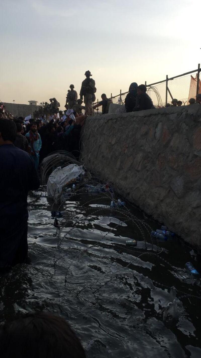 Le voci dalla drammatica evacuazione da Kabul trasformata in caos 3