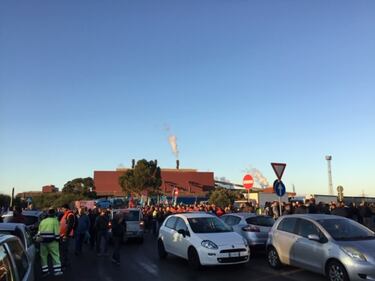 Taranto, gli operai di Arcelor Mittal e dell'indotto davanti ai cancelli 10
