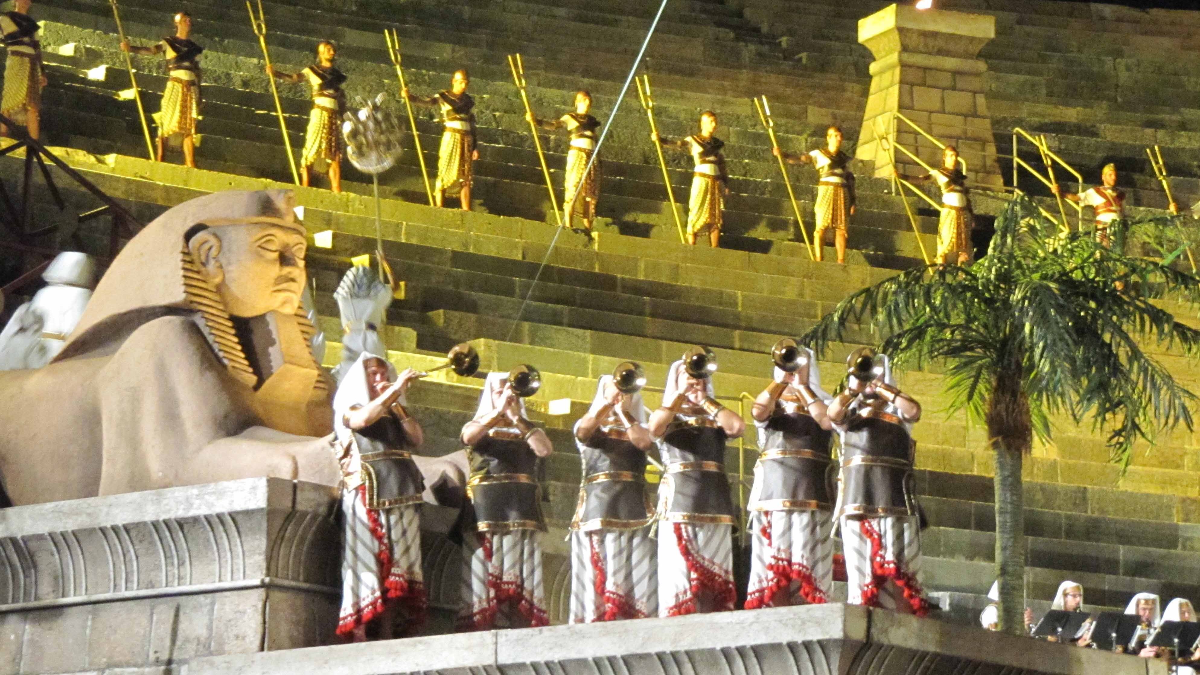 L'Aida in Oman: abiti di scena senza scollature