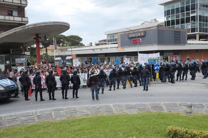 Massa, scontri e feriti al comizio di Salvini 2