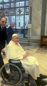 Papa Francesco nella Basilica di Santa Maria Maggiore: la preghiera e le rose. Le immagini 5