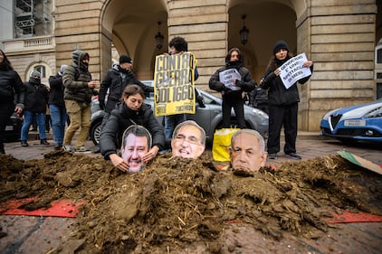 Centri sociali scaricano letame davanti alla Scala  3