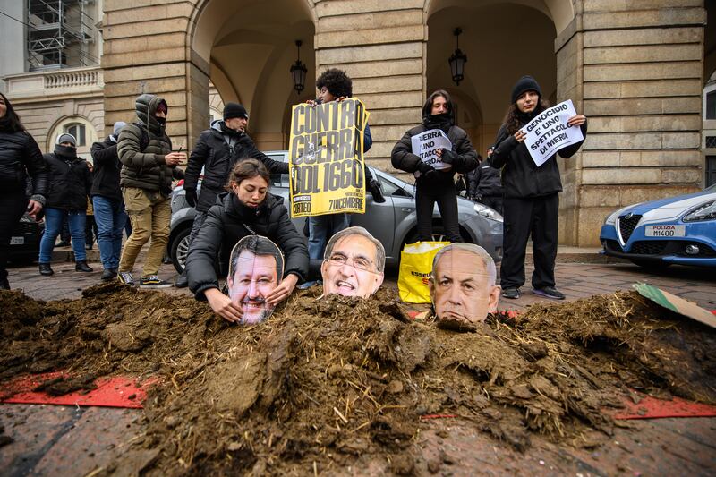 Centri sociali scaricano letame davanti alla Scala 3