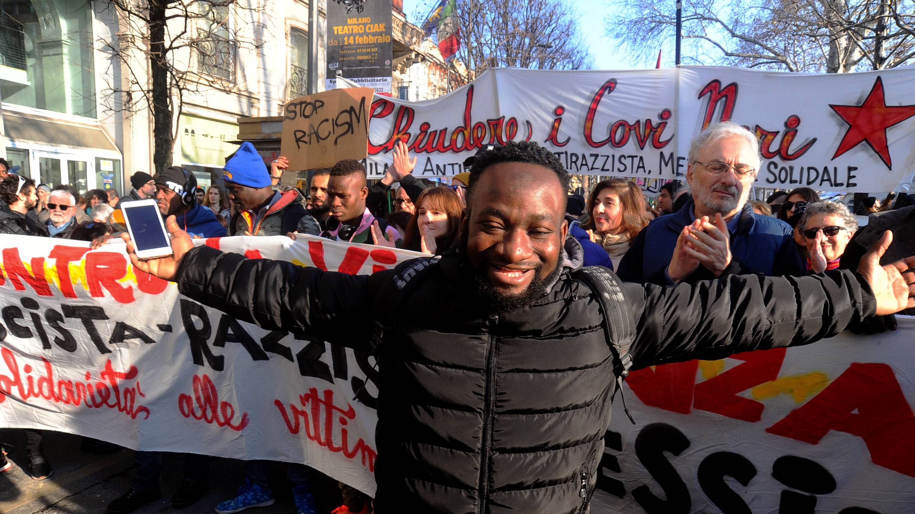 In piazza contro il razzismo la sinistra si divide e insulta