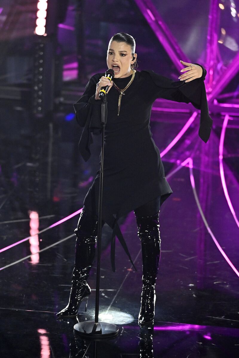 Sanremo 2024: ecco il look della seconda serata del Festival di Emma 4