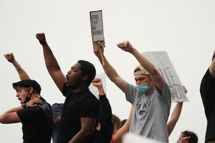 Usa, la protesta in ricordo di George Floyd si trasforma in rivolta e caos 4