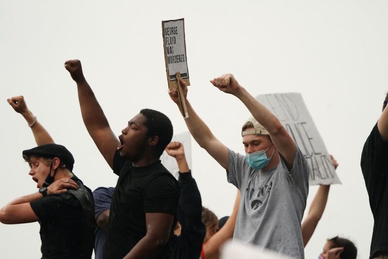 Usa, la protesta in ricordo di George Floyd si trasforma in rivolta e caos 4