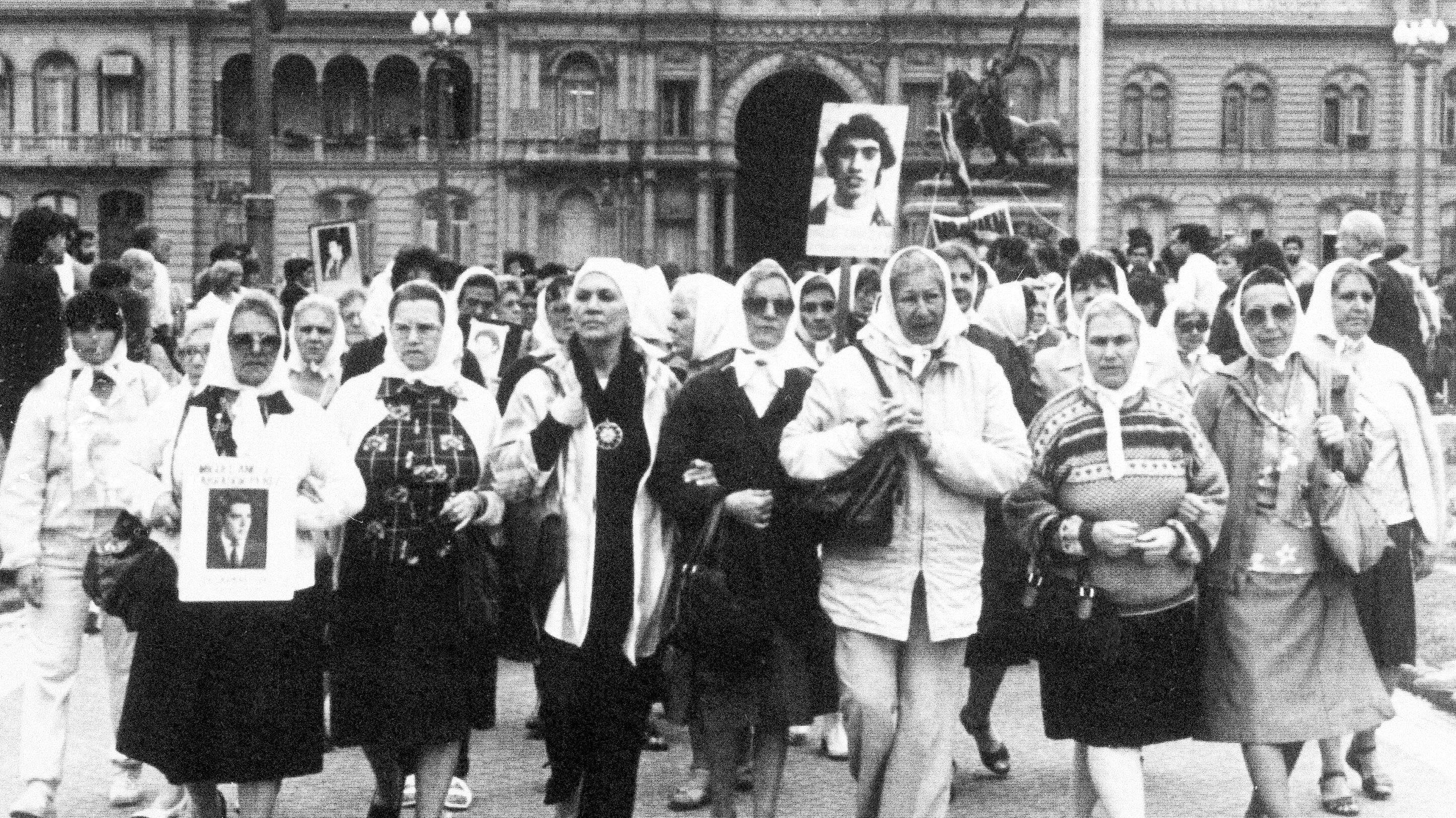I cinquant'anni delle "abuelas de Mayo" le nonne che cercano i nipoti desaparecidos