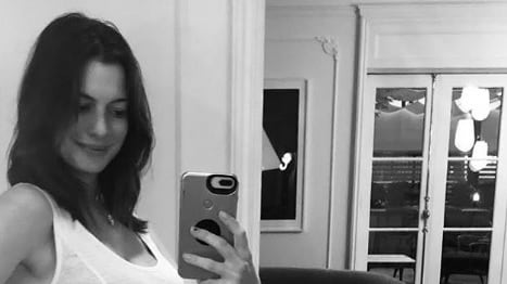Anne Hathaway annuncia la seconda gravidanza sui social: "Non è stato facile"